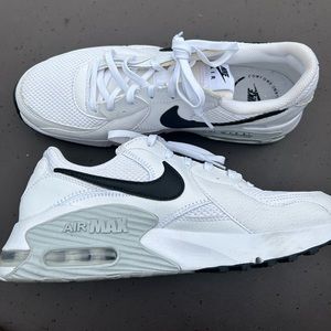 Women’s NIKE air max’s excee size 10